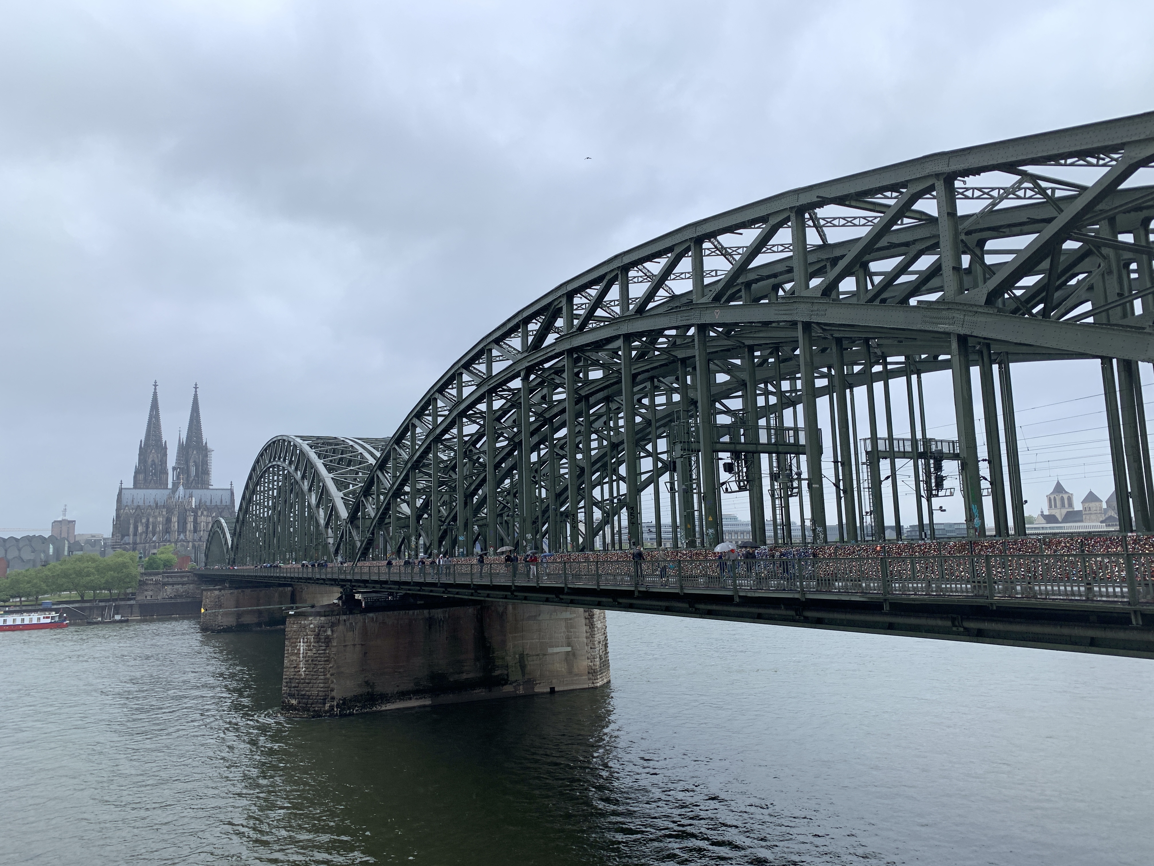 德國科隆鐵橋，不知為何榮登我現階段最喜愛的鐵橋! 上面依然是滿滿的愛情鎖:)